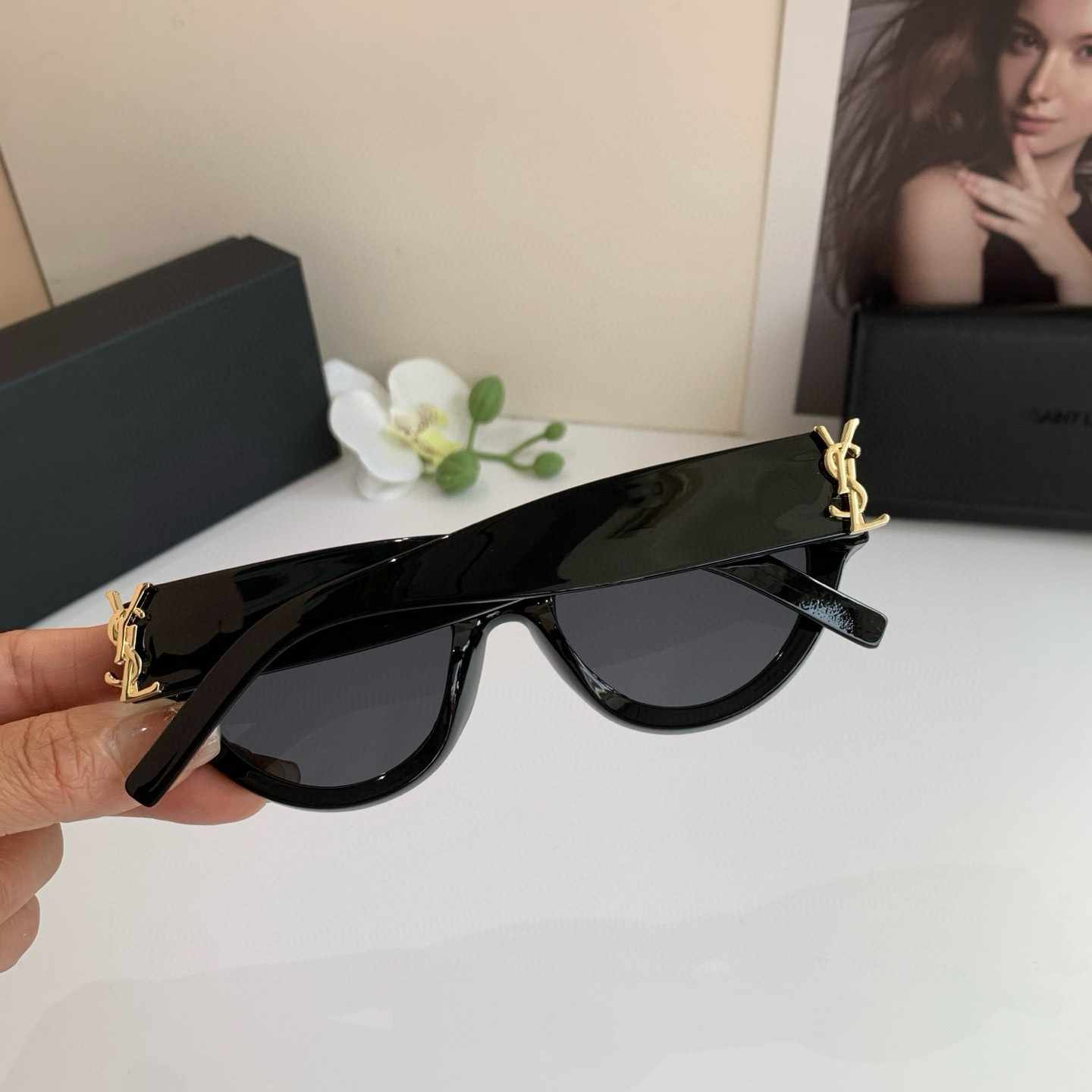 YSL イヴ・サン・ローラン 新作スクエアサングラス 欧米風サングラス セレブリティ愛用モデル