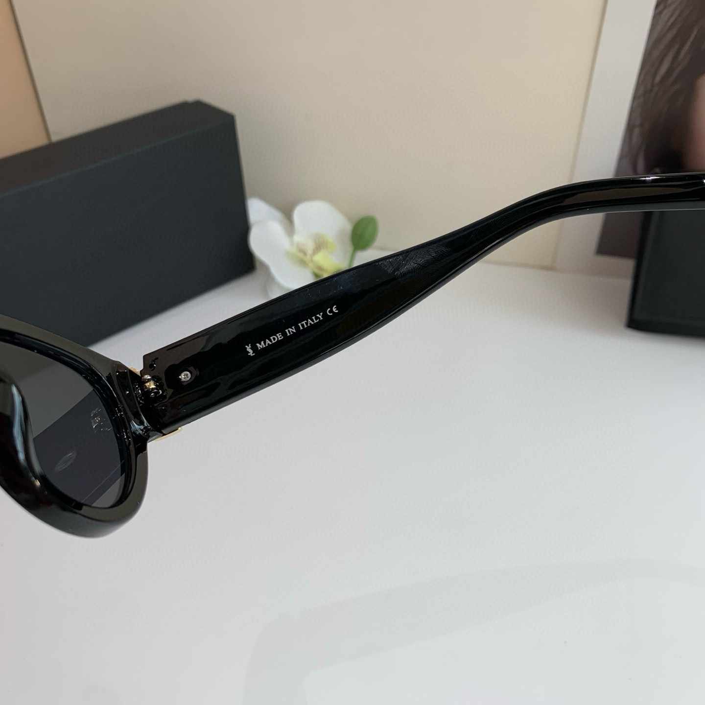 YSL イヴ・サン・ローラン 新作スクエアサングラス 欧米風サングラス セレブリティ愛用モデル