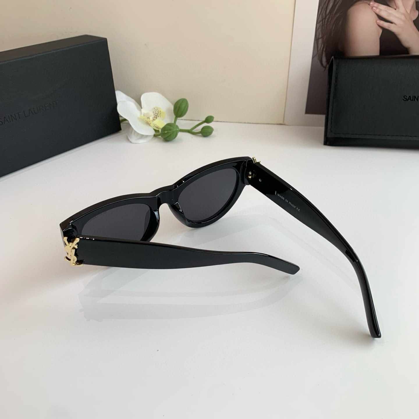 YSL イヴ・サン・ローラン 新作スクエアサングラス 欧米風サングラス セレブリティ愛用モデル