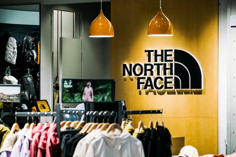 北部はさらに激しい競争に直面している。年配の女性は「鳥」を着るのが大好きで、若い男性は「ラクダ」を追いかけている。 - 加奈ショップ