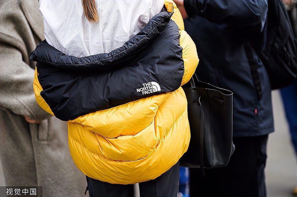 この世代の若者は、ザ・ノース・フェイスで「学校の制服」のような服装をしている。