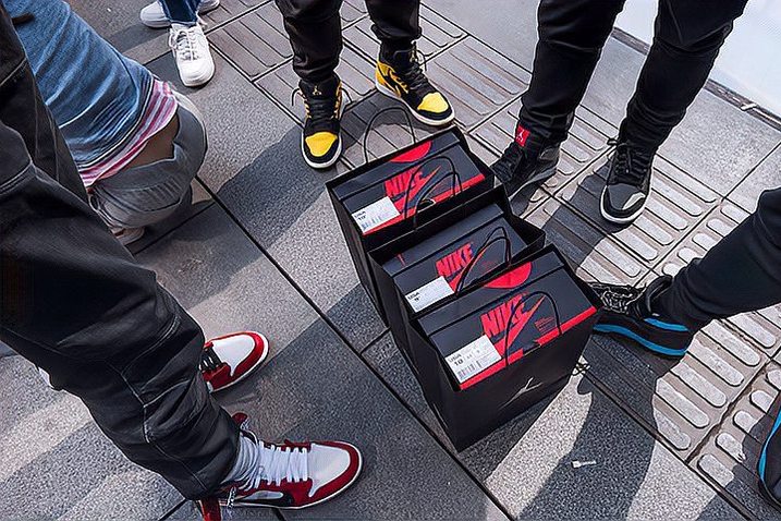 ナイキは偽造品を販売したとして1,000以上のウェブサイトを提訴しました。カスタムメイドのスニーカーは独創的なアイデアでしょうか、それとも著作権侵害でしょうか？