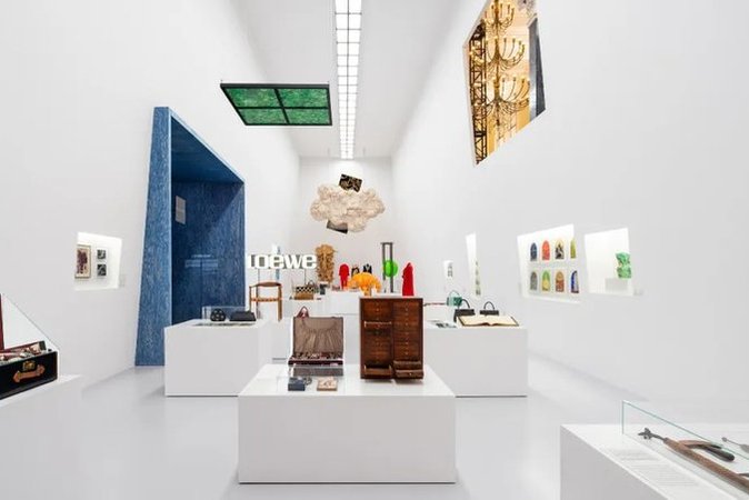 OMA/AMO インタビュー: LOEWE の展示会に足を踏み入れる前に、この鏡面仕上げの双子の花を解釈してみましょう。 - 加奈ショップ