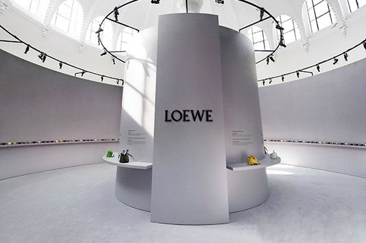 ファッションニュース | ロエベの無形文化遺産コレクションが話題に、トム・フォードがエスティ ローダーに加わる