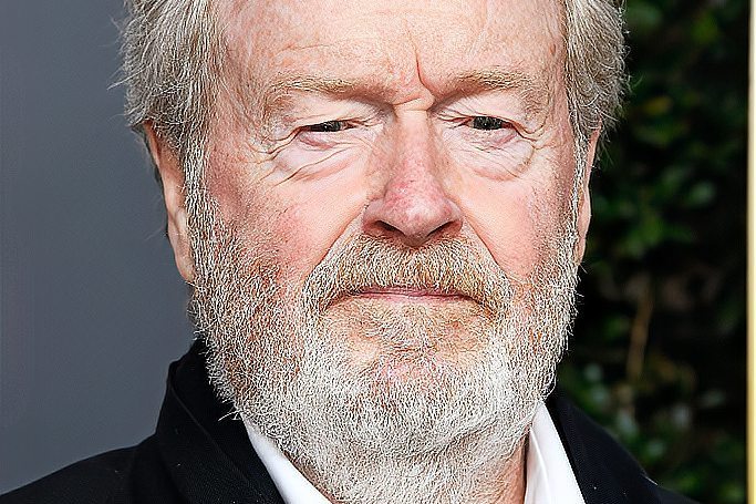 ガガと他のグッチのクリエイターたちが集合写真にポーズをとる。サングラスをかけている彼女は、誰のことも気にしていないようだ。