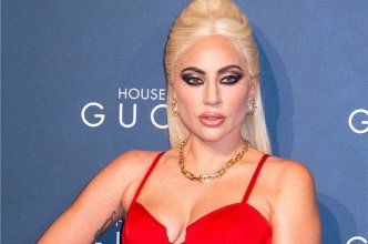 レディー・ガガは「グッチ・ファミリー」のミラノプレミアで華やかでセクシーなホルターネックのドレスを着用。 - 加奈ショップ