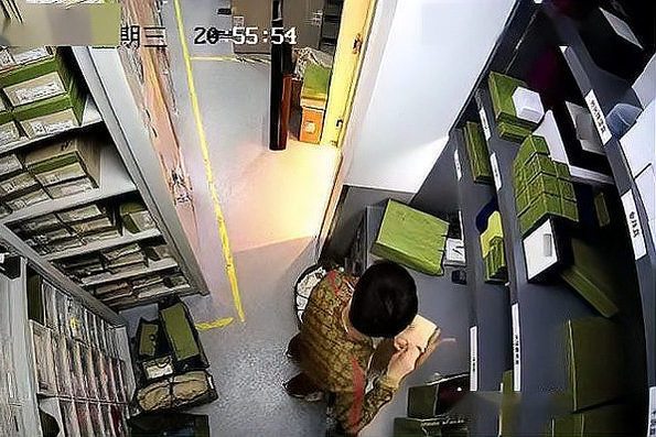 高級店で内部犯行が発覚した。本物のグッチのバッグが、中古品取引プラットフォームで割引された転売品とすり替えられていたのだ。 - 加奈ショップ