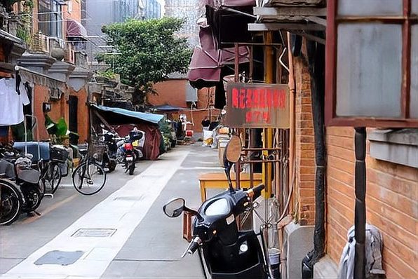 グッチは人種差別を行ったと非難されており、問題の商品はウェブサイトから削除された。