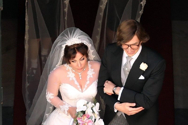 花道を歩こう！グッチのウェディングシーン撮影でガガが披露したウェディングドレス姿は圧巻！