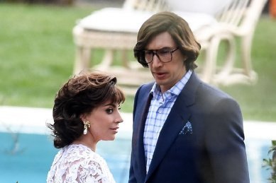 ガガのグッチ風パールイヤリングとアダムのカオスな姿