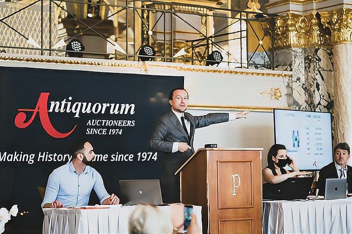 グリーンの文字盤を備えたパテック・フィリップのノーチラス腕時計が49万ドルで落札され、3か月間で価値が14倍に上昇した。